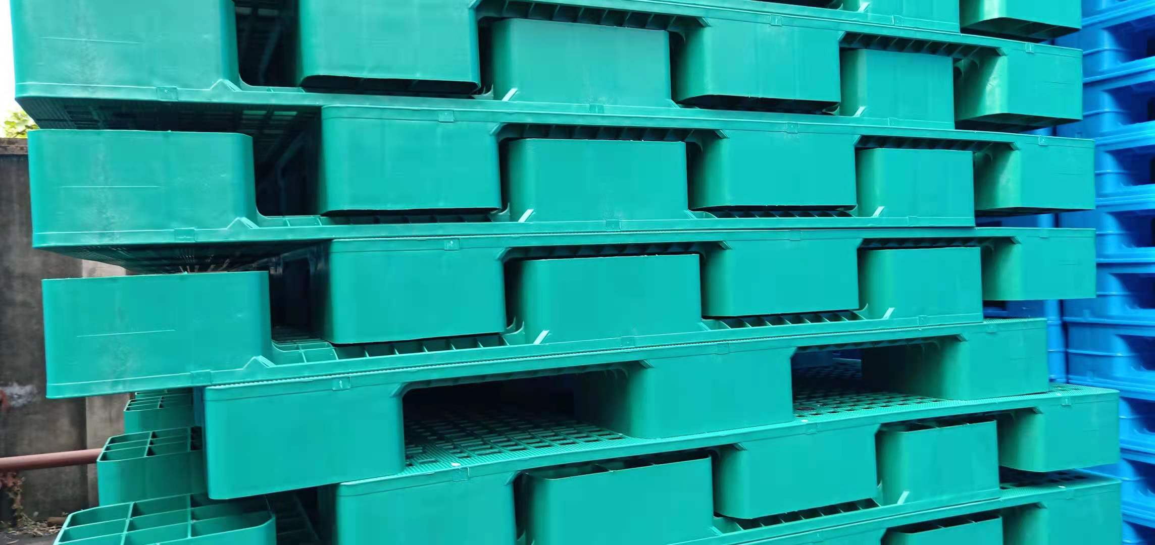 green nestable plastic pallets