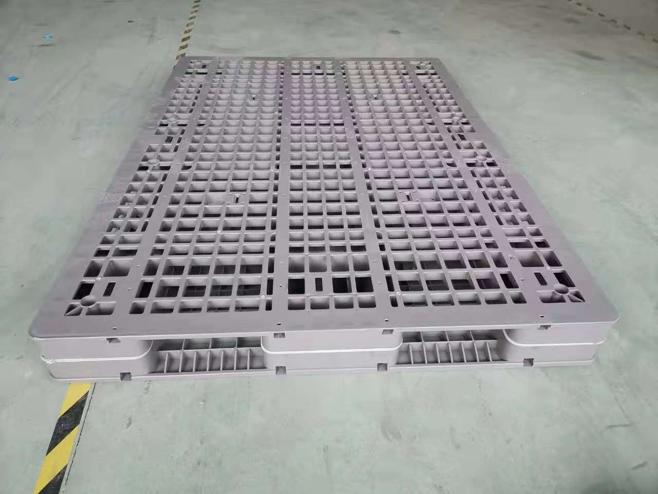 grey Long Heavy Duty Industrial Plastic Stacking Pallets