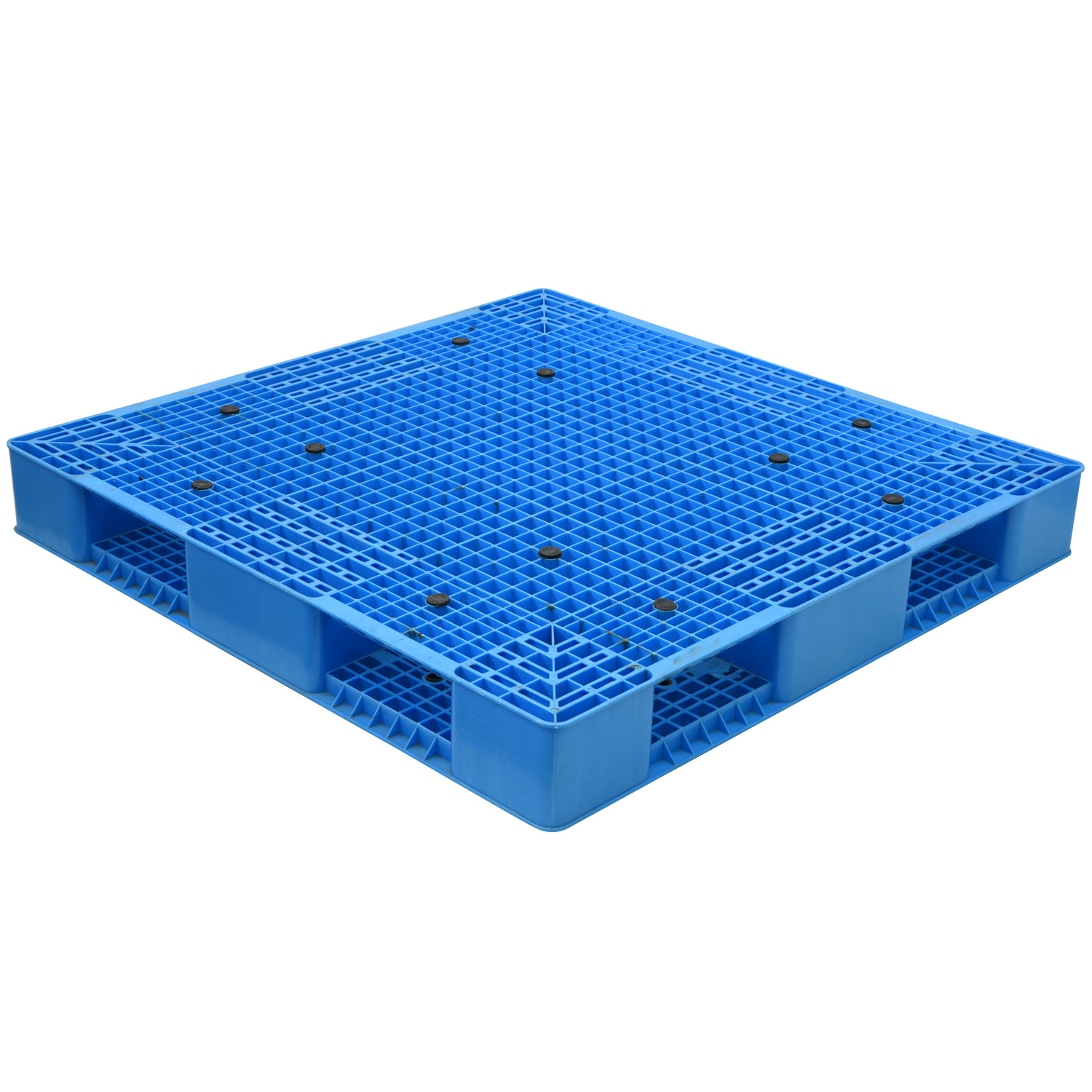 What kind of plastic pallets should be installed with anti-skid pads?