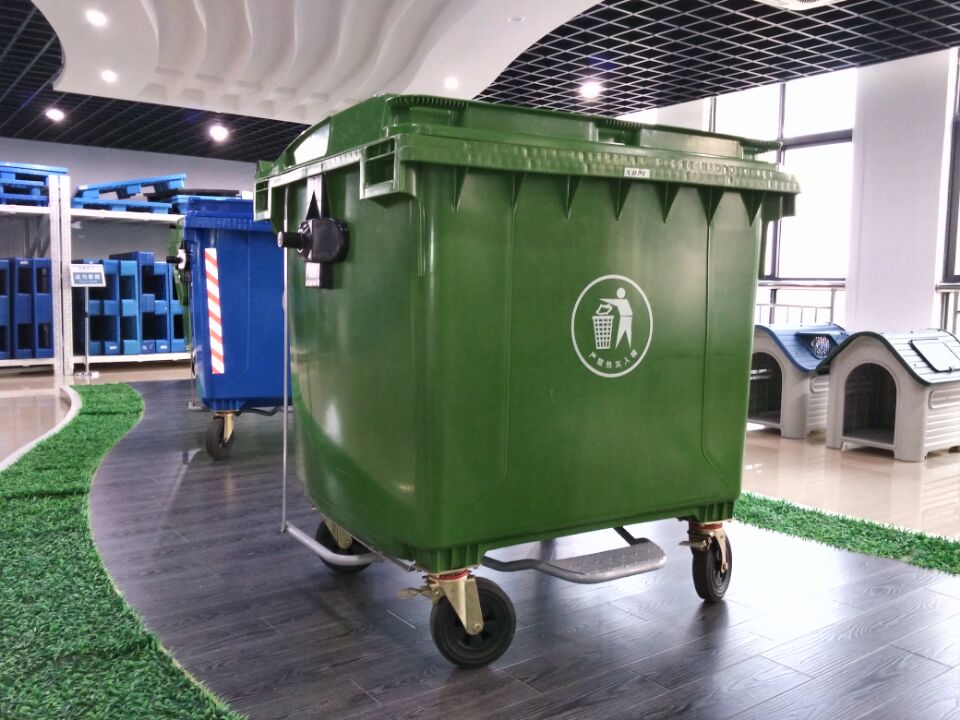 Outdoor Trash Cans with Wheels for Sale