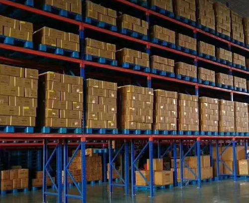 What should I do if the warehouse is not enough, plastic pallets are short, and there is no place to put the goods?