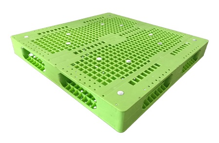 Stackable and rackable plastic pallets
