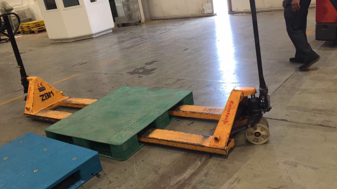 plastic pallet used for hand lift (1)