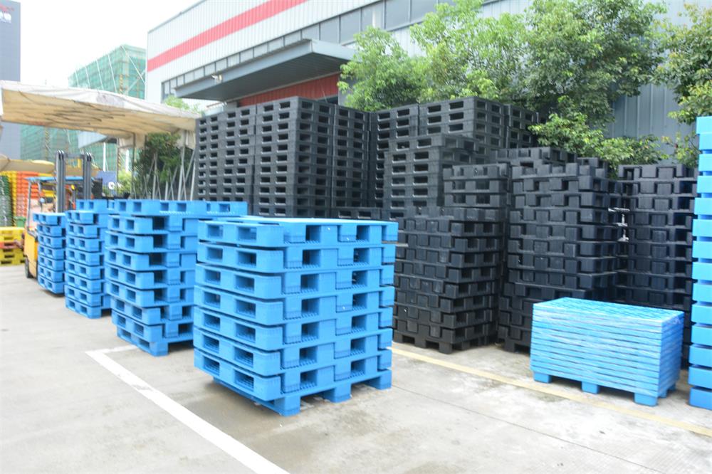 What is the connection between plastic pallet manufacturers and the logistics industry?