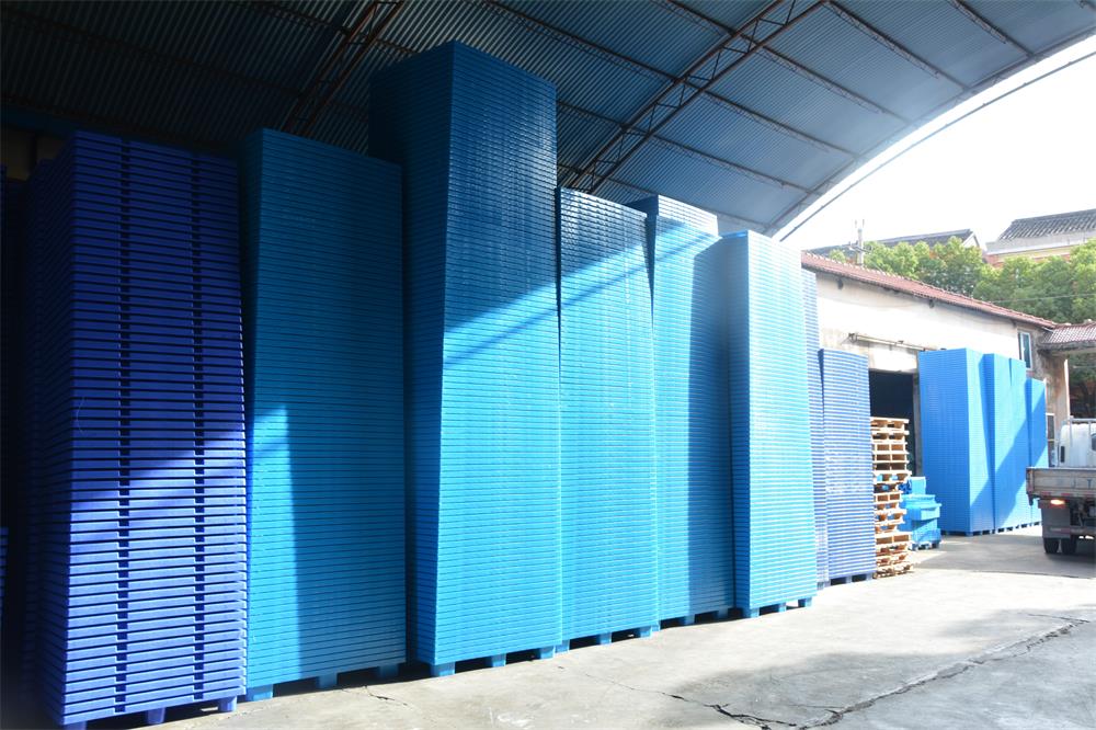 What are the characteristics of different types of plastic pallets?