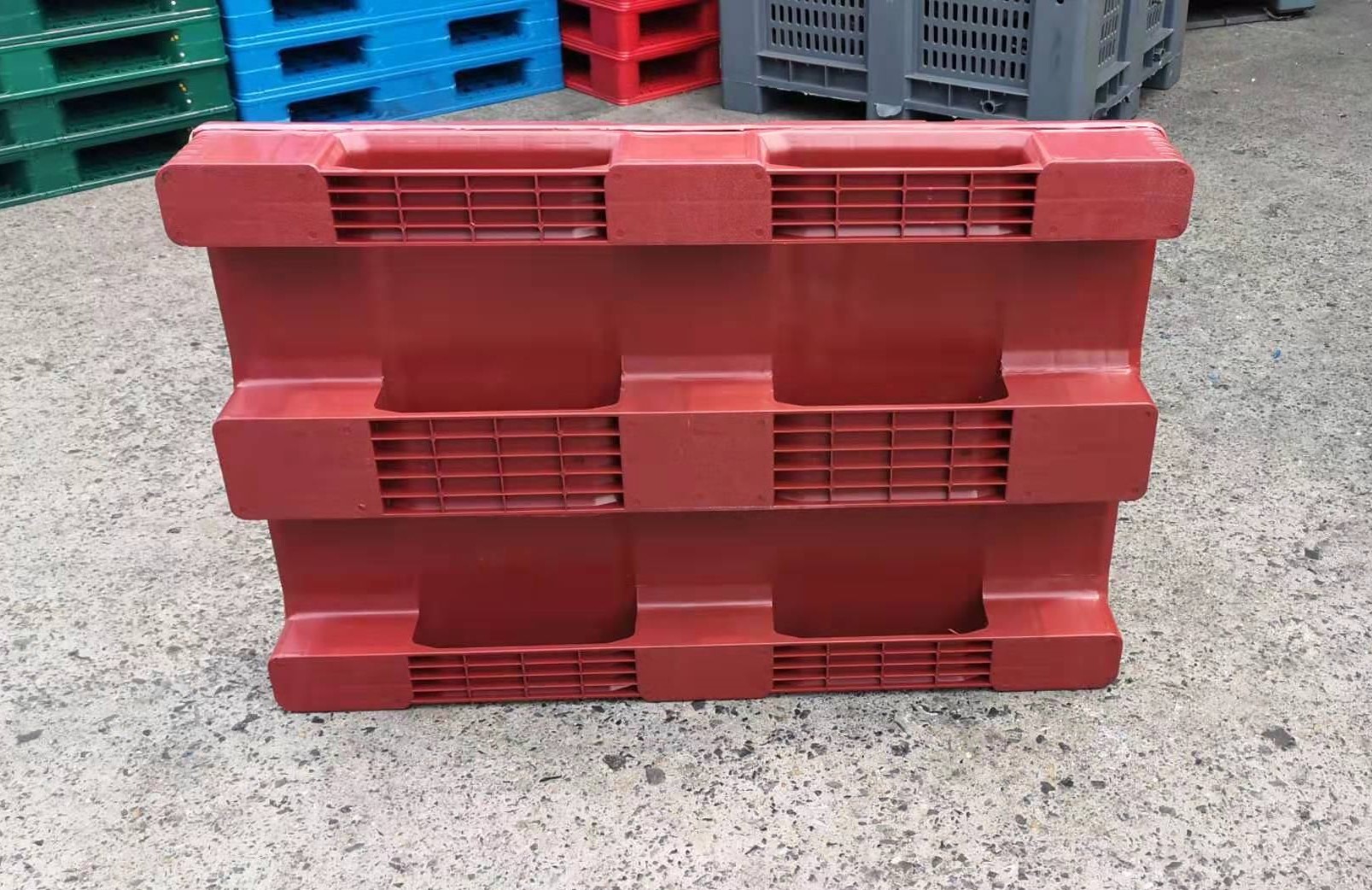 Red PP Euro Solid Top Rackable Plastic Pallets with Lip