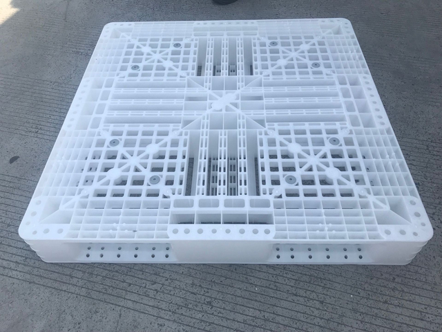 White Square Injection Molded Mesh Stackable Plastic Pallets
