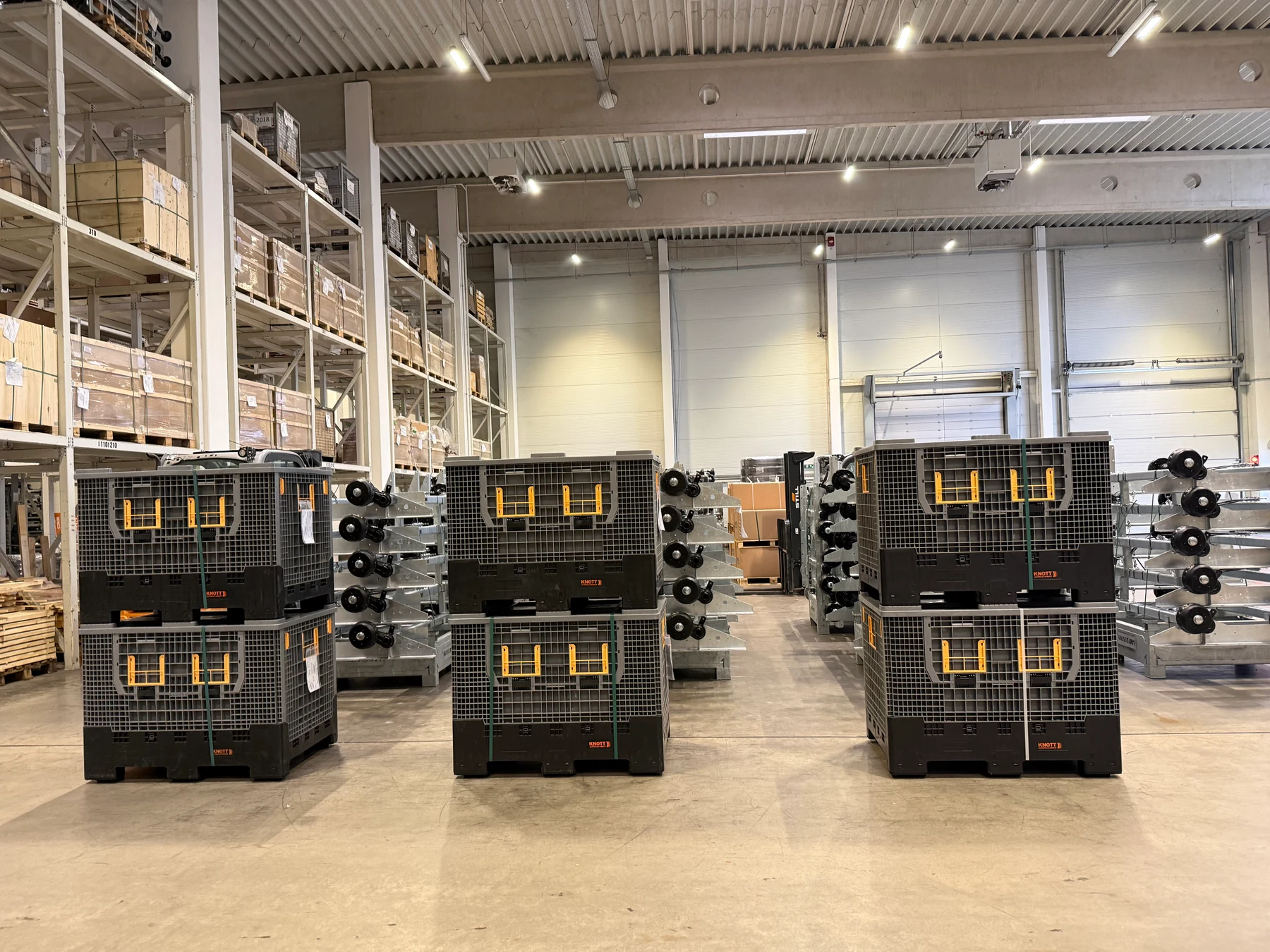Reusable plastic pallet containers in a warehouse application