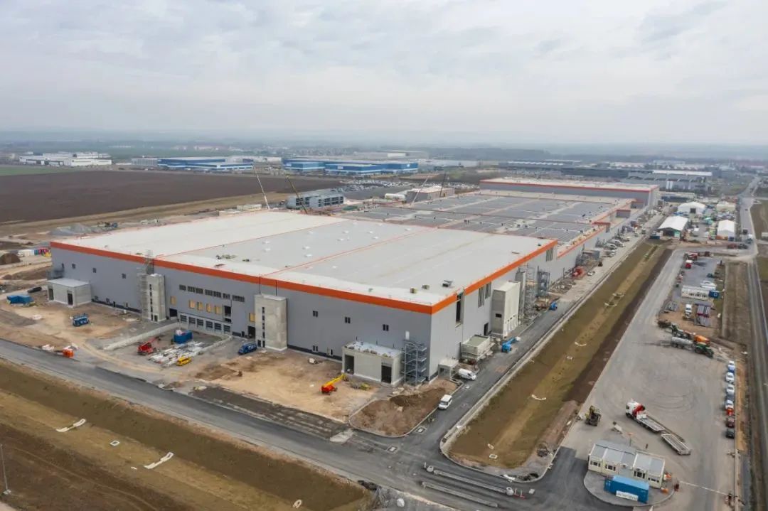 What is the reason behind Chinese power battery companies going overseas collectively?