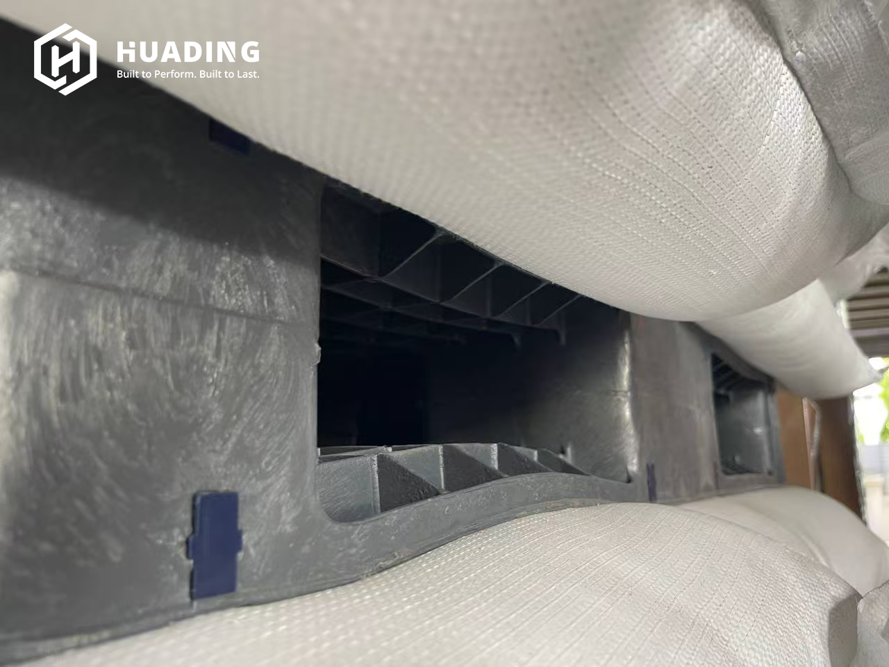 Load capacity and dimensional stability are not the same question in plastic pallet selection
