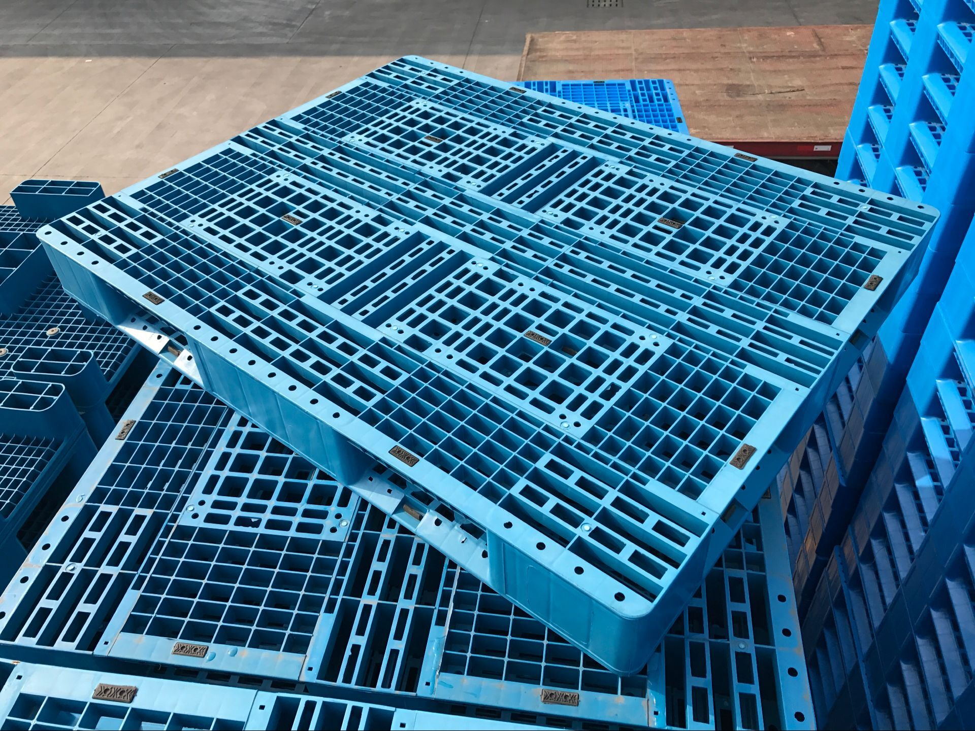 pallets made from recycled plastic