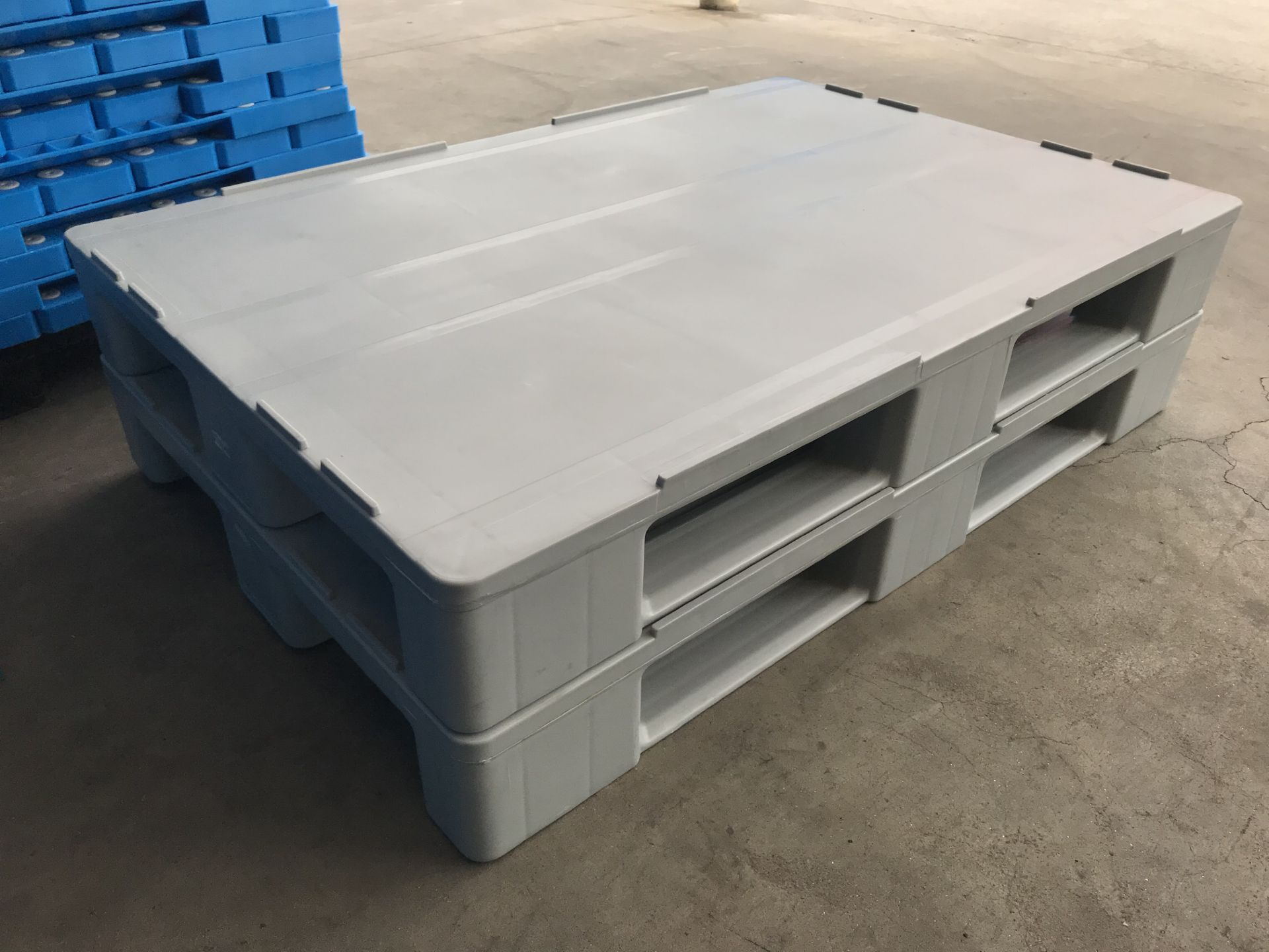 grey solid top rackable plastic pallets with lip