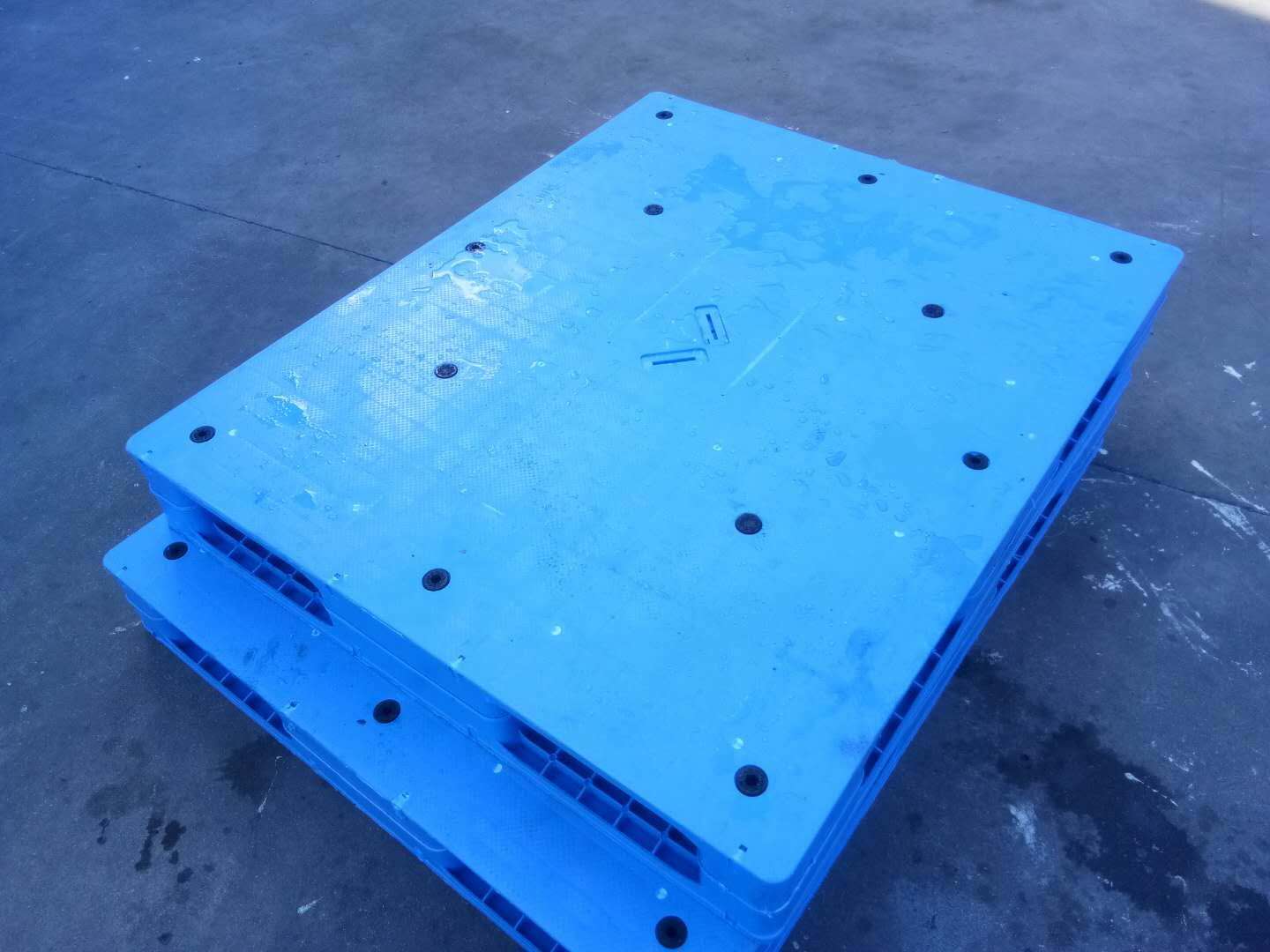 1200 x 1000 RFID Heavy Duty Reversible Plastic Welding Pallet