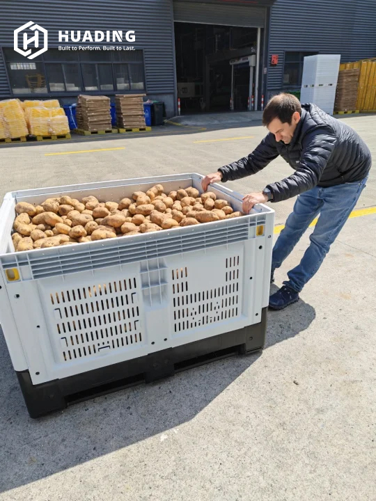 Customer loading fresh produce into Huading reinforced foldable pallet container at warehouse