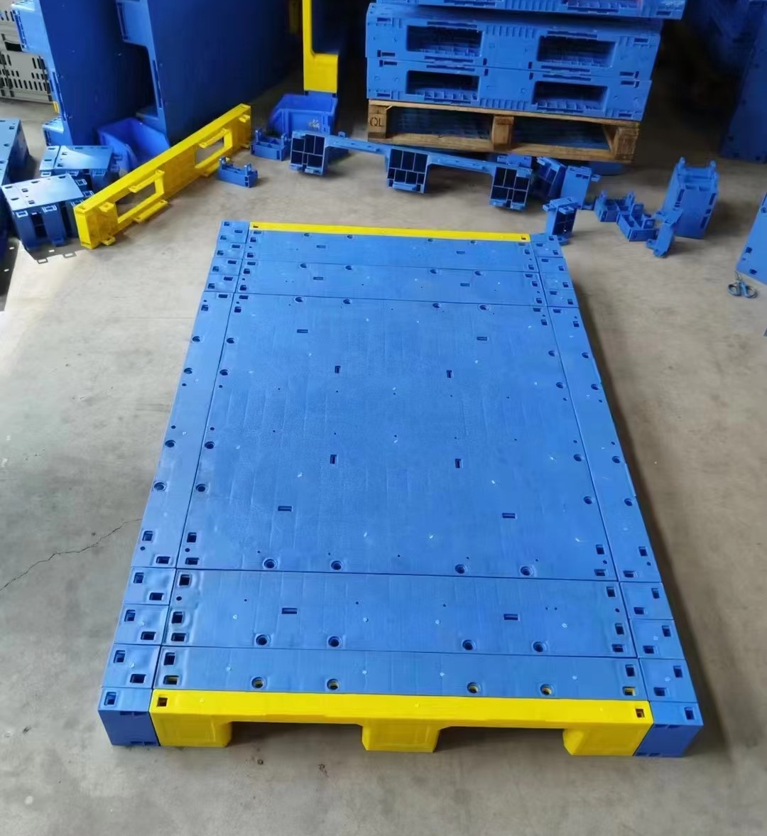 closed deck interlocking plastic pallets