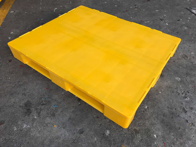 1200 x 1000 Yellow PP Solid Top Rackable Plastic Pallets with Lip