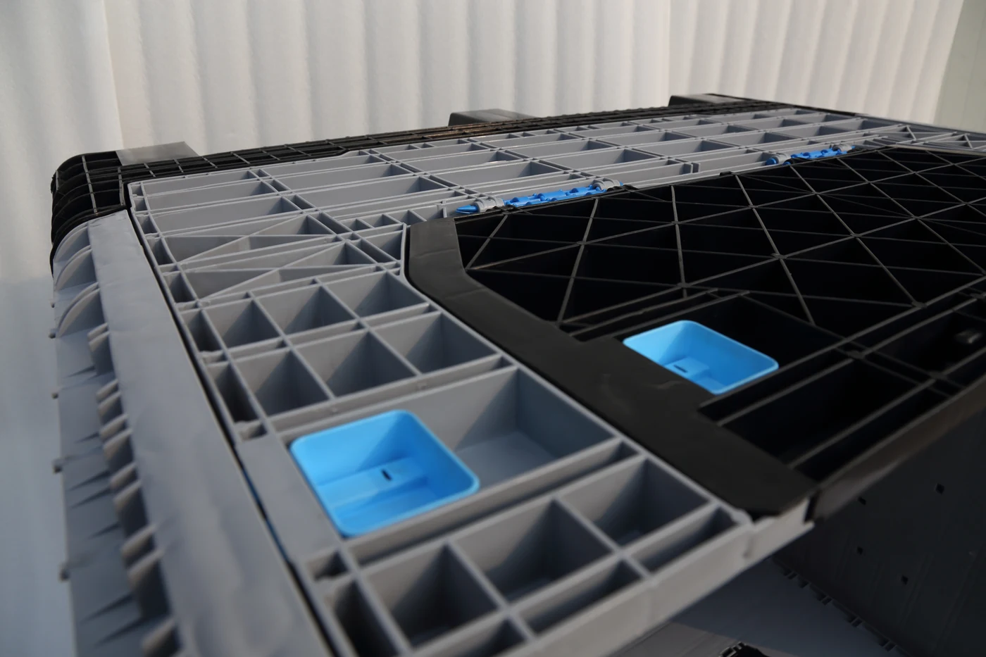 Plastic pallet container wall and latch detail