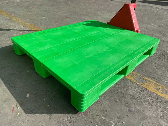 Wholesale 1200 x 1000 Green 3 Runners HDPE Plastic Pallets