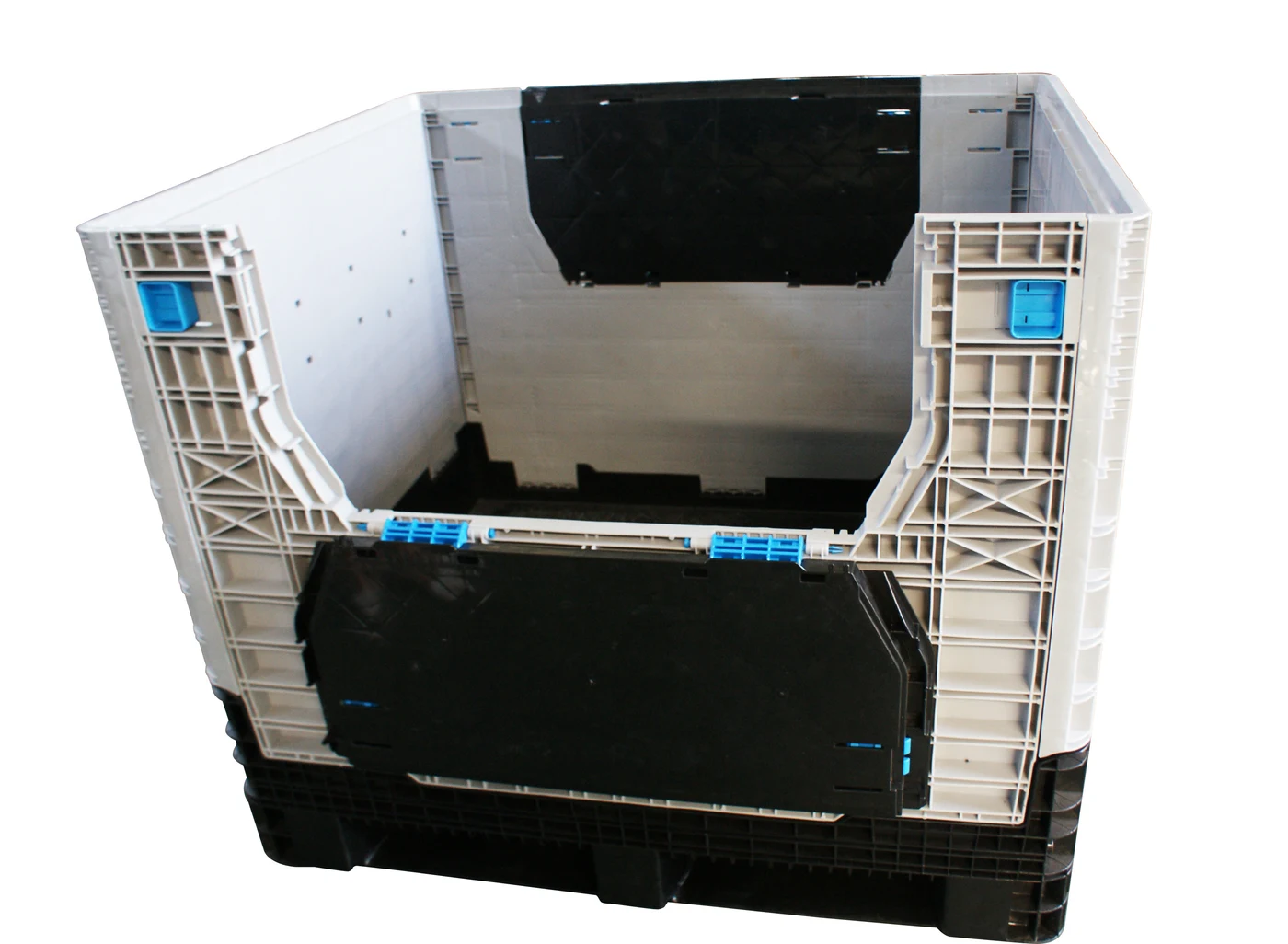 Side access panel on a collapsible plastic pallet container